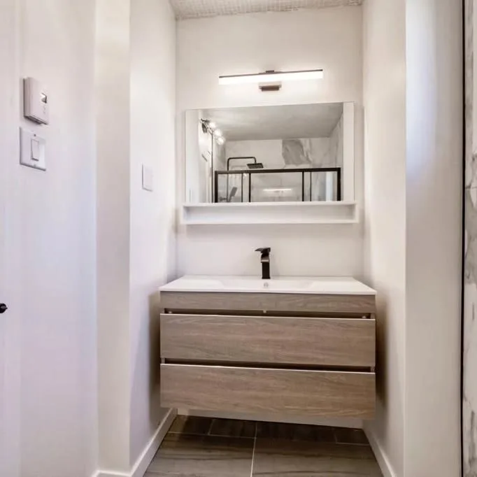 Salle de bain clé en main avec meuble-lavabo flottant en bois et grand miroir