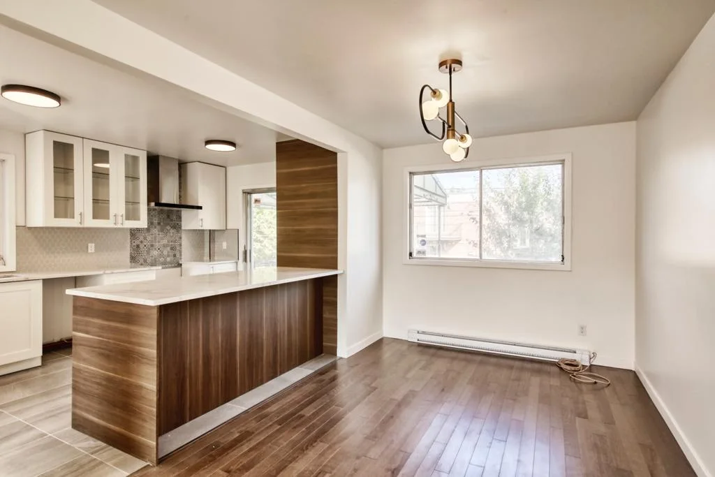 Dining area opening onto the kitchen island