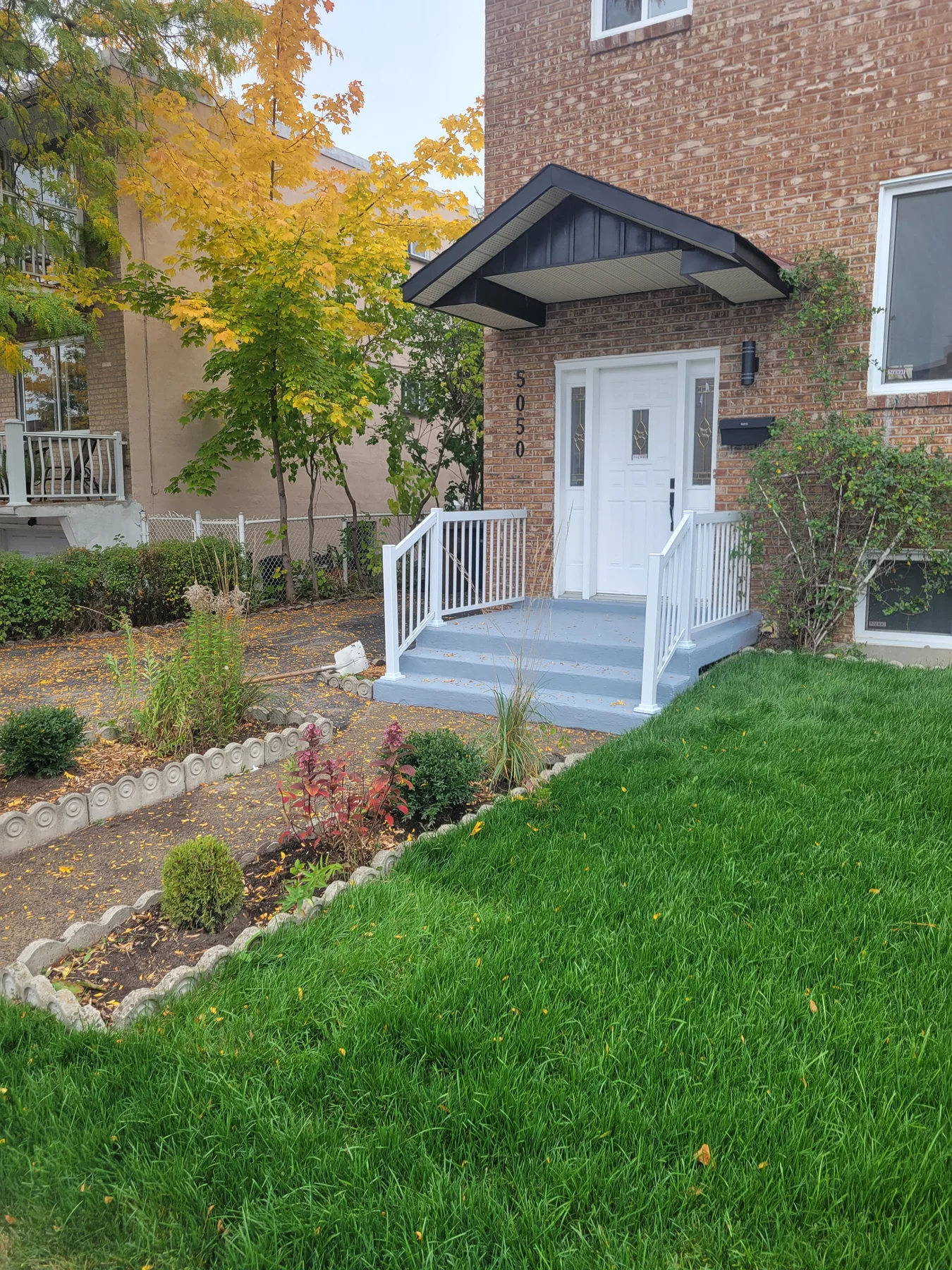 The new front entrance of 5050 rue Chambord